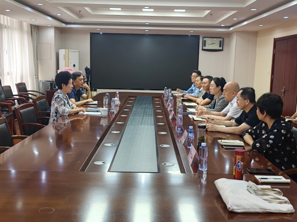 区政协主席王玉洁参加政协委员座谈会